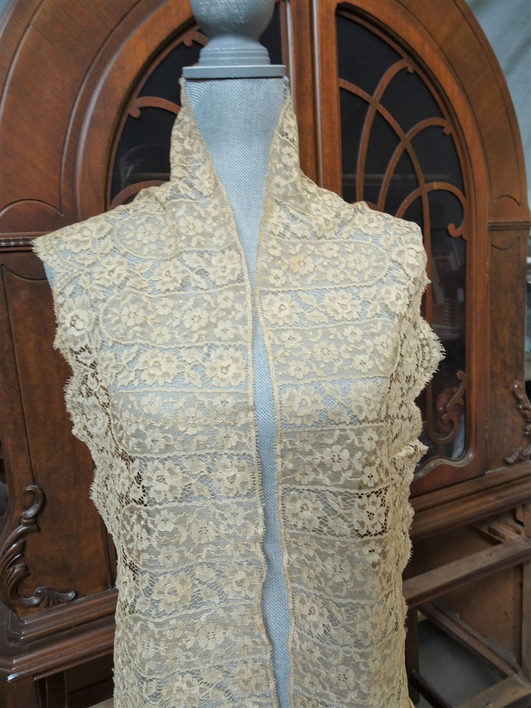 BEAUTIFUL Antique FRENCH Fine Lace Trim Flounce,Intricate Pattern  For Bridal Dress,Dolls,Flapper Dress,Heirloom Sewing Antique Textiles