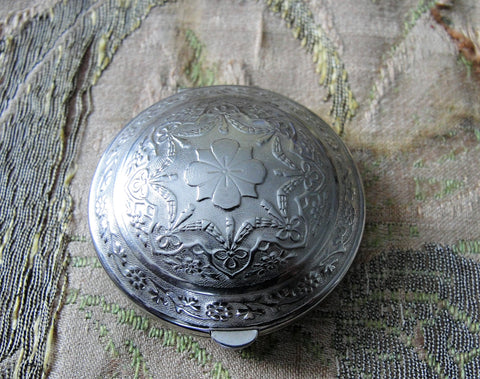 Lovely VINTAGE POWDER COMPACT, Richard Hudnut,Silver Tone Engraved Flowers,Decorative Vanity Dresser Compact, Purse Powder,Purse Mirror Compact, Collectible Powder Compacts