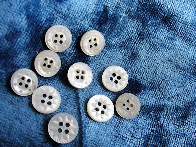 Vintage carved mother of pearl buttons  Vintage buttons, Antique buttons,  Button crafts