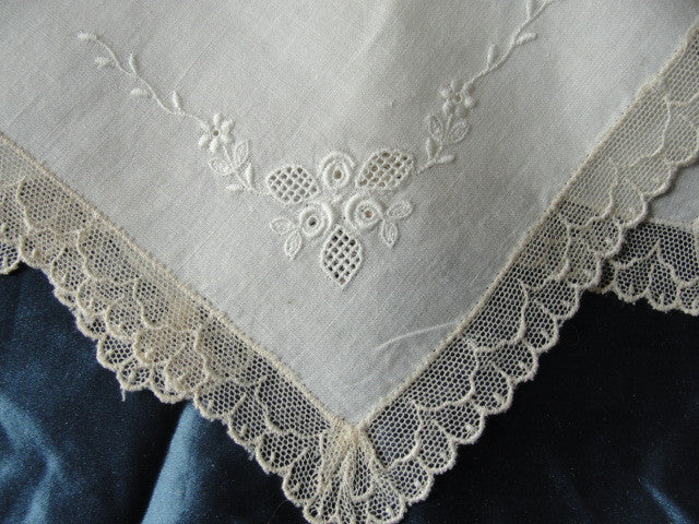 Beautiful Vintage Lace Hankie BRIDAL WEDDING HANDKERCHIEF Hanky Fancy Lace lovely Hand Embroidery Openwork Perfect For Bride