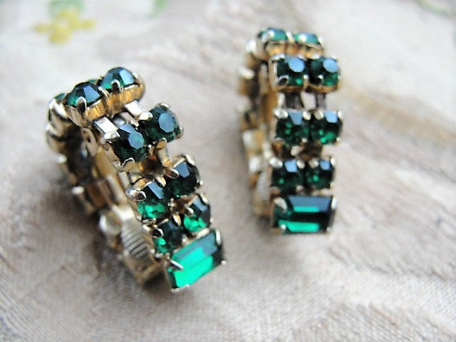 VINTAGE 50s Early 60s Emerald Green Rhinestone Earrings Interesting Design Clip On Earrings Daytime or Evening Vintage Costume Jewelry