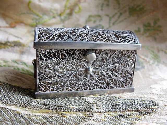GORGEOUS Filigree Antique Silver Small Dome Top Casket Miniature Hinged Box Vanity Dresser Decorative Boudoir Collectible