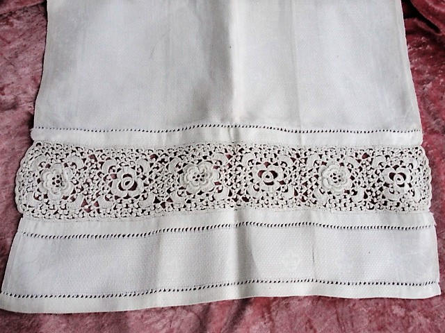 ANTIQUE Linen Damask Fleur Dis Lis Irish Crochet Roses Lace Linen Show Towel Cottage Chic Decor Linens Lover Gift Collectible