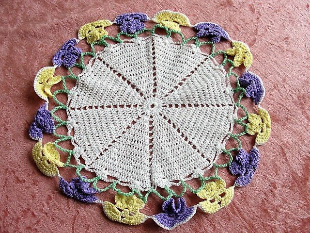 Lovely Vintage Hand Crochet FIGURAL PANSY Edged Doily, Colorful Figural Doily, Farmhouse, French Country Decor, Collectible Vintage Doilies