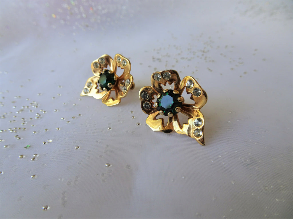 Vintage 1940s Floral Screw back Earrings - Vintage Jewerly Collect