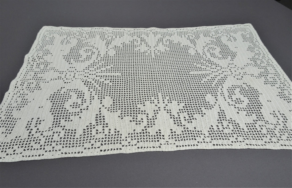 CHARMING Vintage Filet Lace Tray Cloth,Hand Crochet Lace Centerpiece,Lovely HandWork,Farmhouse Decor,French Country Decor,Collectible Linens