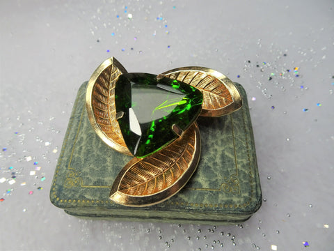 STRIKING Vintage Art Glass Brooch,Gorgeous Faceted Art Glass Stone,Stunning Green Peridot Color Glass Pin,Collectible Mid Century Jewelry