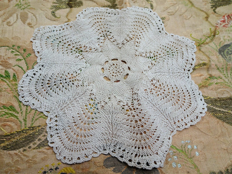 CHARMING Vintage Doily, Hand Hand Knitted Doily,Intricate Pattern,Farmhouse Decor,French Country Cottage,Collectible Doilies,Vintage Decor