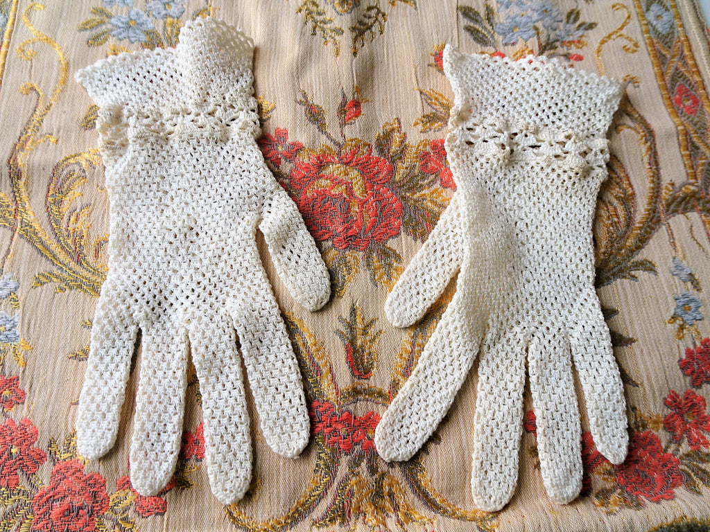 CHARMING Antique Gloves,Hand Crocheted Lace Gloves, Very Pretty Design, Romantic Gloves, Wedding Bridal Gloves, Collectible Vintage Clothing