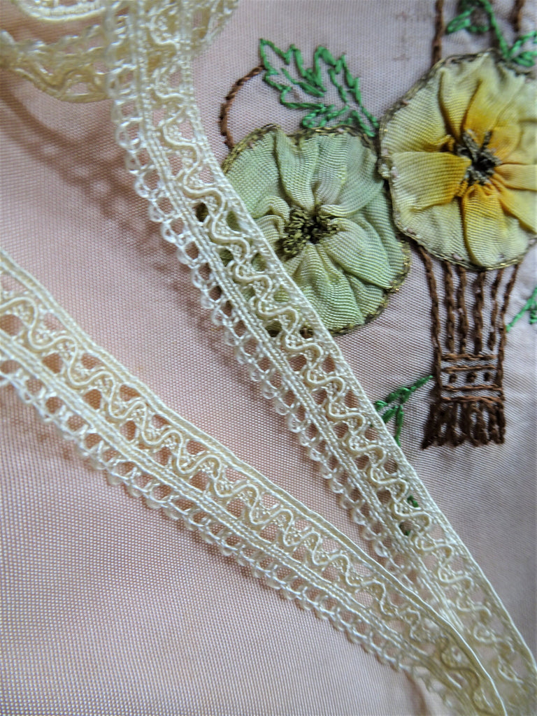Antique 1920s Lace Trim,FRENCH DOLL Lace Trim, Delicate Pattern,Flapper Era, Heirloom Sewing ,Vintage Clothing,Collectible Vintage Lace