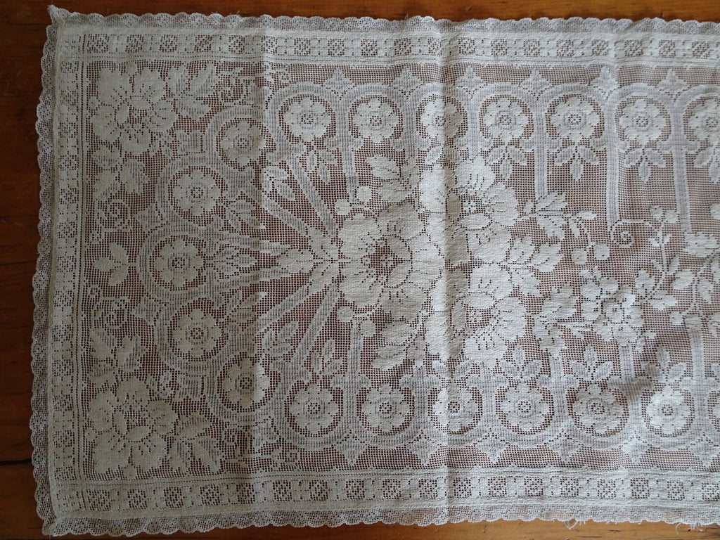 LOVELY 1920s Lace Runner,Buffet Scarf,Table Runner,Centerpiece,Dresser Scarf,Creamy Offwhite,Beautiful Pattern,Vintage Linen Collectible