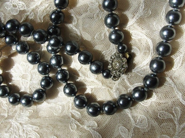Vintage 50s LUXURIOUS  Lustrous Gun Metal Blue Pearl Bead Necklace Elegant Strand Of Beads Day or Evening Costume Jewelry