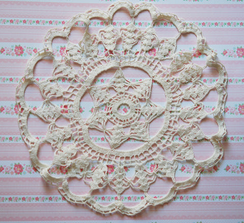 Lovely Vintage Star Center DOILY Hand Crochet SNOWFLAKE Design Dresser Table Topper Doily Cottage Decor