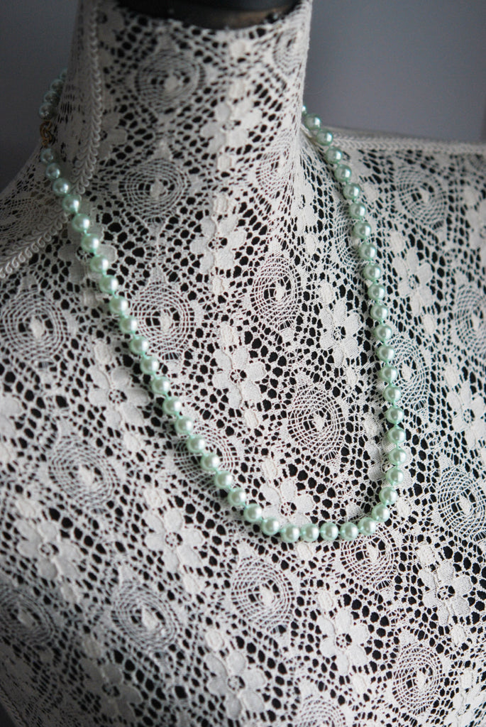 MINTY Green Vintage Pearl Necklace Pretty Lustrous Pearl Plastic Beads Unique Green Color Retro Necklace Old Costume Jewelry
